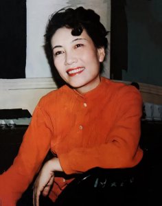 ​她是电影中的“小芹”，60年代北影当家花旦，继女是作家严歌苓