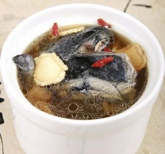 ​乌鸡煲汤放什么材料好(乌鸡汤怎么炖什么)