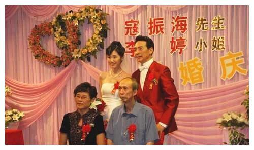 寇振海小21岁娇妻同框看不出年龄差 11岁儿子是全能童星