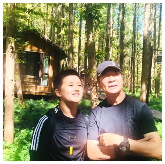 寇振海小21岁娇妻同框看不出年龄差 11岁儿子是全能童星