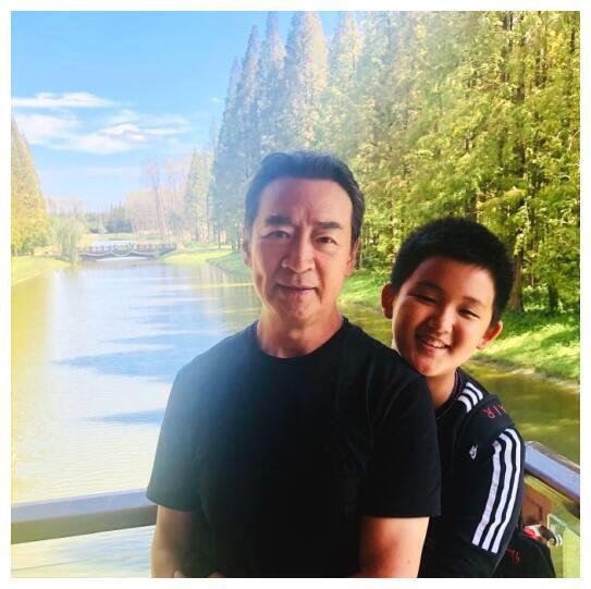 寇振海小21岁娇妻同框看不出年龄差 11岁儿子是全能童星