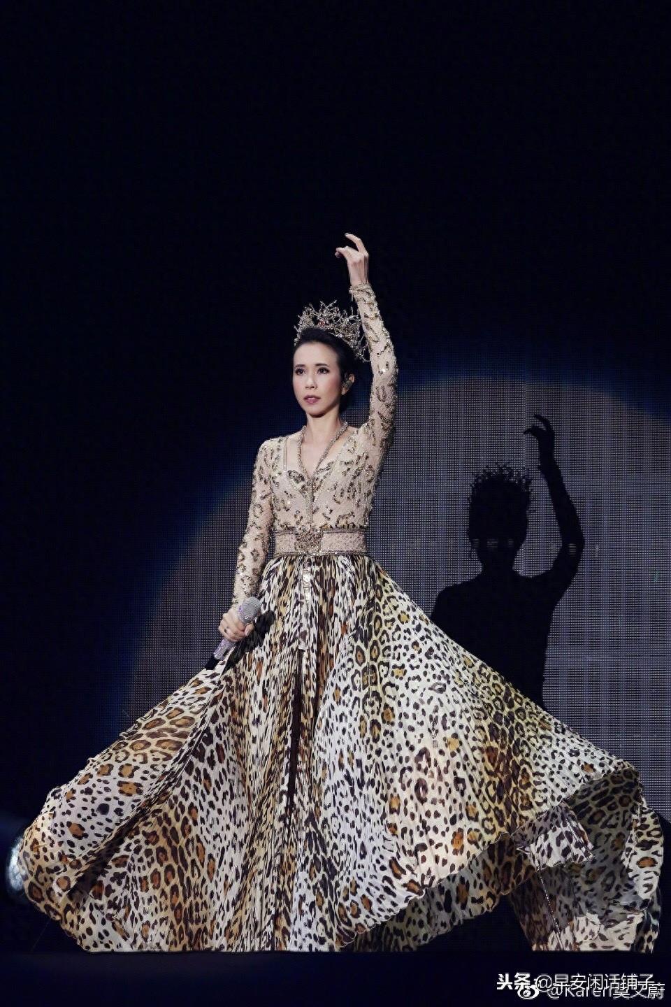 莫文蔚压轴金马奖演出,李安面前变身小迷妹