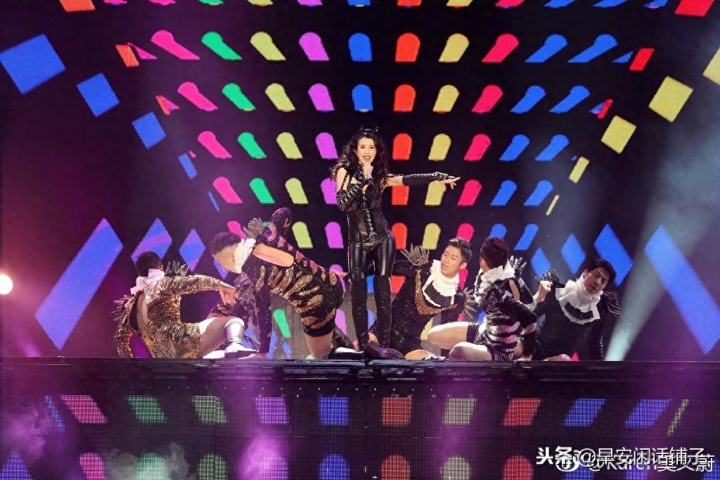 莫文蔚压轴金马奖演出,李安面前变身小迷妹