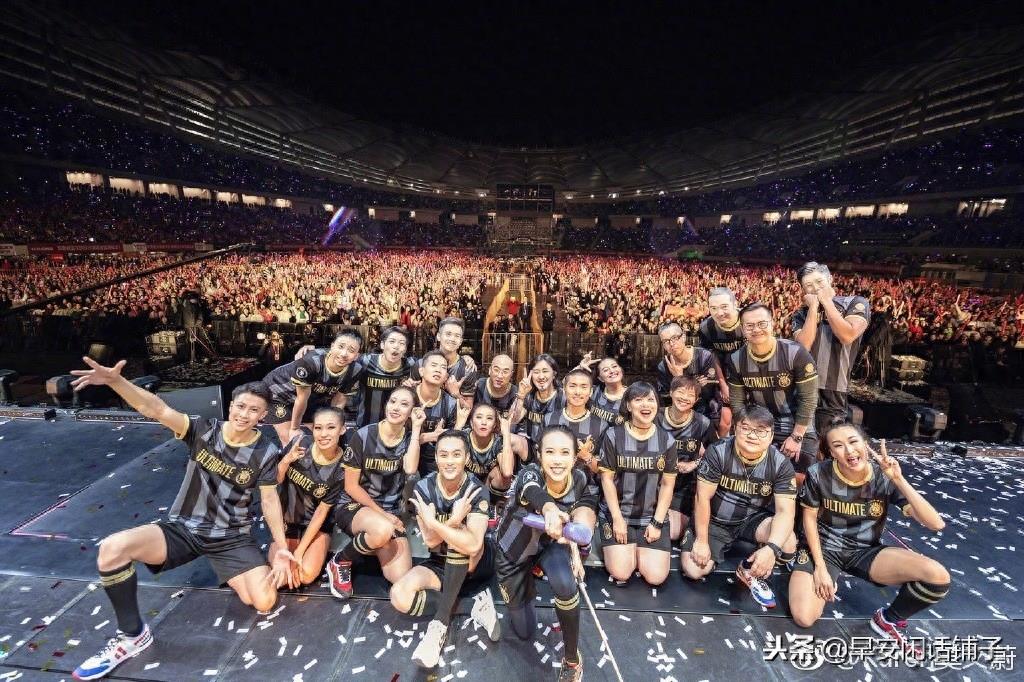 莫文蔚压轴金马奖演出,李安面前变身小迷妹