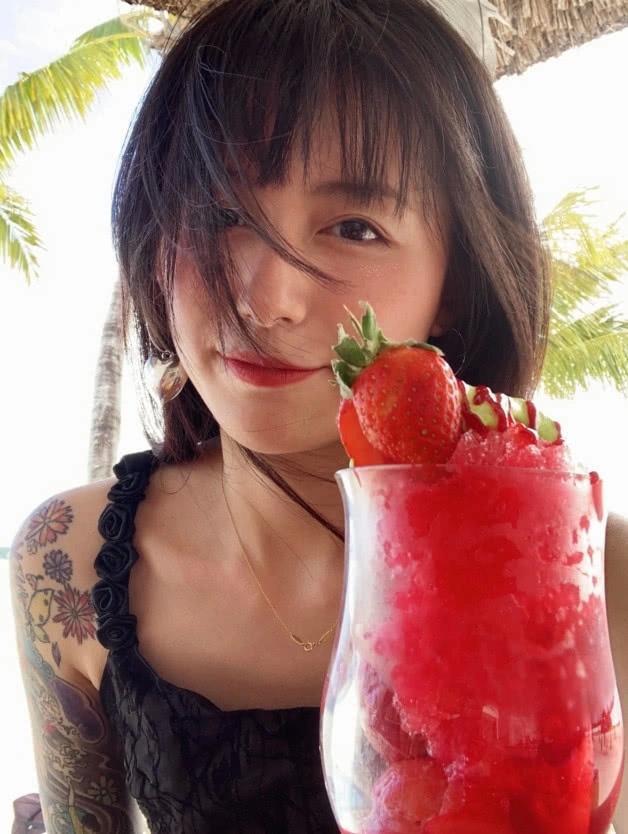 曾经的军艺班花,如今的花臂大佬,李诞女友黑尾酱实在太硬核