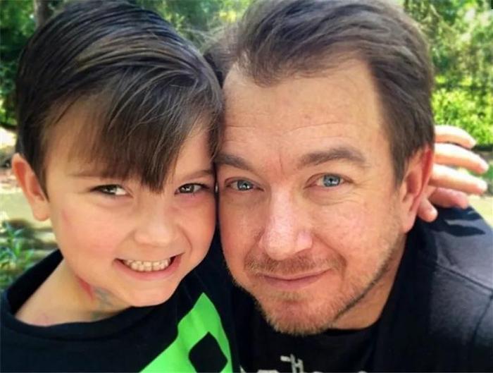 曾经“火遍全球”的“握拳宝宝”主角长大了