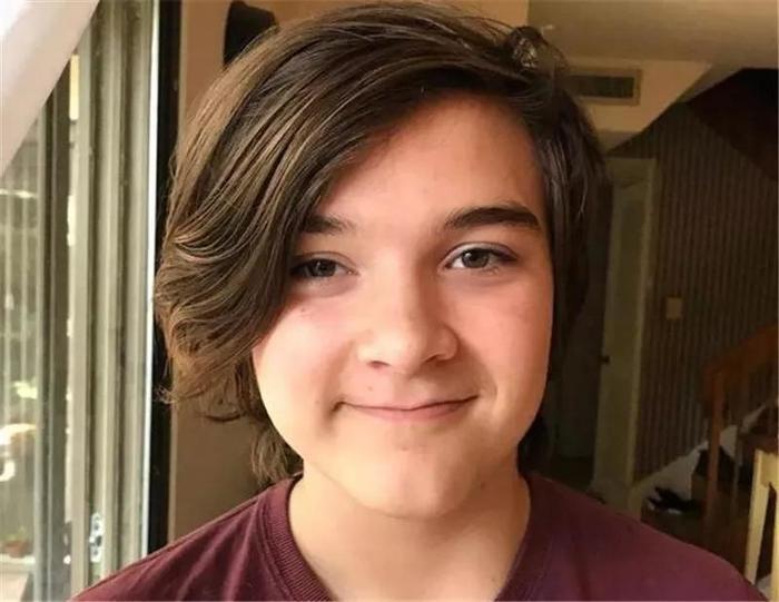 曾经“火遍全球”的“握拳宝宝”主角长大了