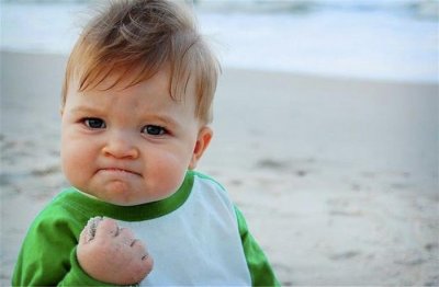 ​曾经“火遍全球”的“握拳宝宝”主角长大了