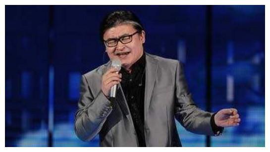 56岁刘欢一家罕见同框,26岁女儿身材抢镜,妻子长这样竟闪婚