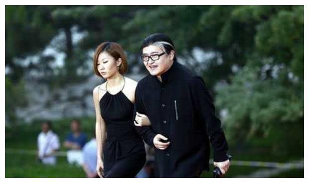 56岁刘欢一家罕见同框,26岁女儿身材抢镜,妻子长这样竟闪婚