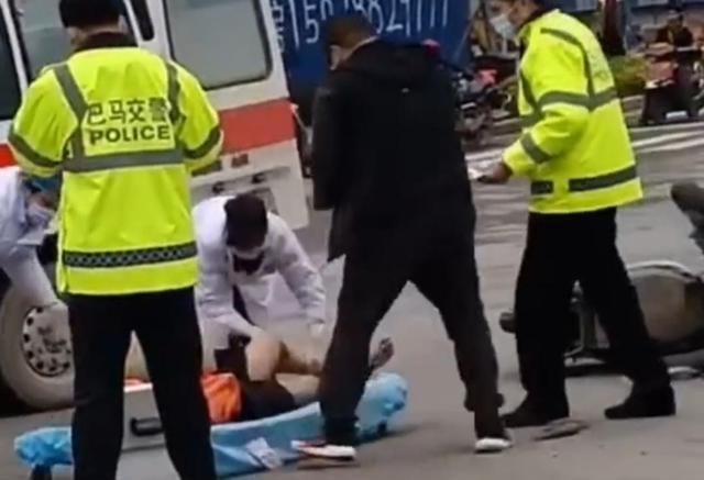 上海女子因120拒绝救援病亡(120救援时把伤者摔落担架)(1)