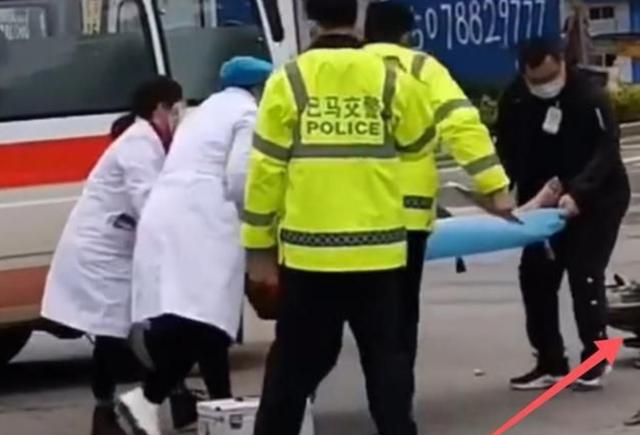 上海女子因120拒绝救援病亡(120救援时把伤者摔落担架)(2)