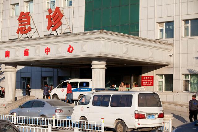 上海女子因120拒绝救援病亡(120救援时把伤者摔落担架)(6)