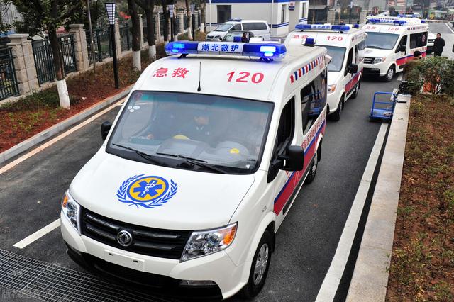 上海女子因120拒绝救援病亡(120救援时把伤者摔落担架)(5)