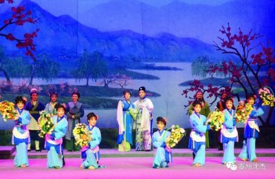 ​“越剧王子”赵志刚携夫人陈湜在泰州演出《何文秀》赢得满堂彩