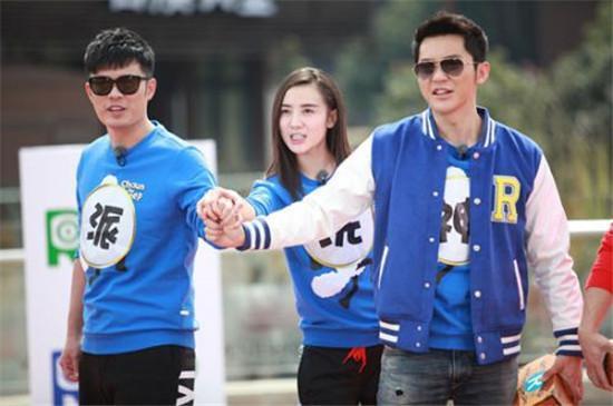 李晨录“跑男”被学士帽砸伤头部，粉丝爆粗：让傻X节目去死！