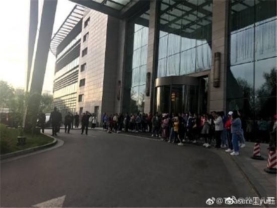 李晨录“跑男”被学士帽砸伤头部，粉丝爆粗：让傻X节目去死！