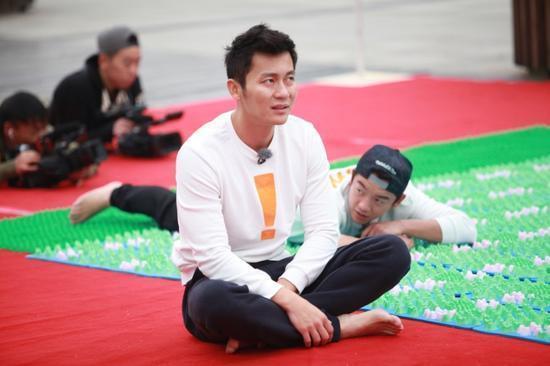 李晨录“跑男”被学士帽砸伤头部，粉丝爆粗：让傻X节目去死！