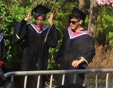 ​李晨录“跑男”被学士帽砸伤头部，粉丝爆粗：让傻X节目去死！