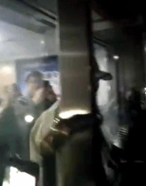 李晨录“跑男”被学士帽砸伤头部，粉丝爆粗：让傻X节目去死！