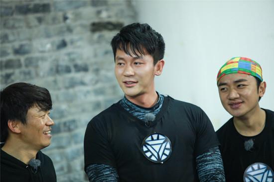 李晨录“跑男”被学士帽砸伤头部，粉丝爆粗：让傻X节目去死！