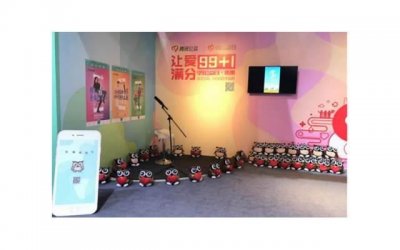 ​为什么男性喜欢一边亲一边摸下奶？