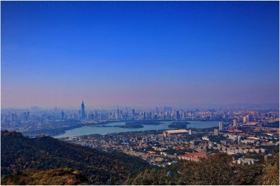 ​紫金山主峰海拔448.9米，是＂中华城中人文第一山＂