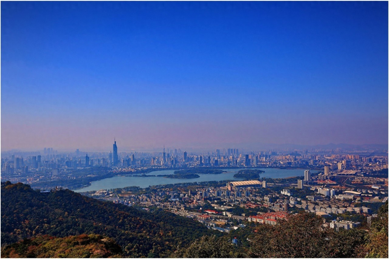 紫金山主峰海拔448.9米,是