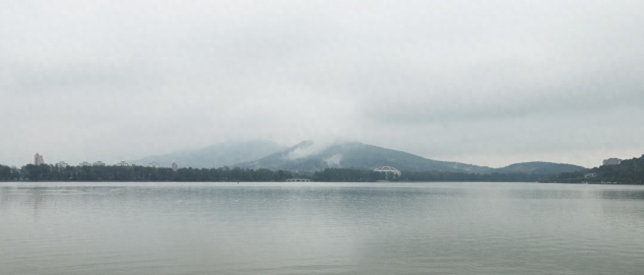 紫金山主峰海拔448.9米,是