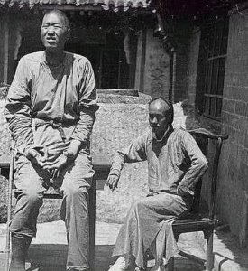 ​晚清罕见老照片：患了巨人症的男子身躯庞大，身高堪比现代姚明