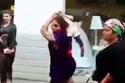 ​国外女子用孩子当做武器？