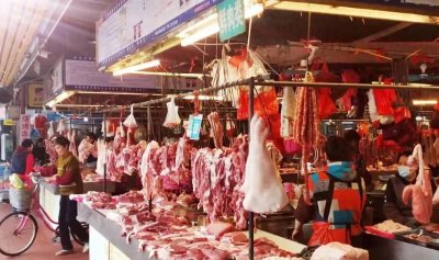 ​话说回来，猪肉价格暴跌的原因究竟是什么？
