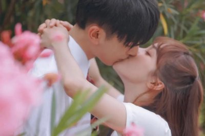 ​为什么男生接吻喜欢伸舌头？不伸不行？