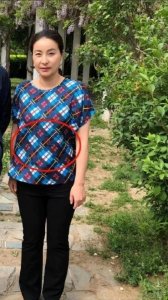 ​郭晶晶简约低调地回娘家，接地气的风范！