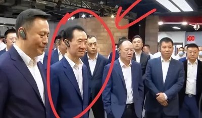 ​再陷破产危机？69岁王健林连抛股权半月筹资70亿，身形消瘦太憔悴