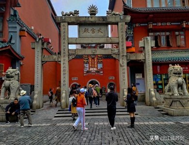 ​距今已有250余年的“火宫殿”是长沙的网红打卡地