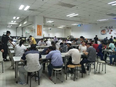 ​南京英华达宿舍离车间远吗？坐厂车不坐？