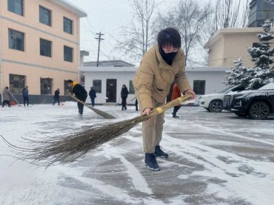 ​团结镇开展扫雪除冰活动