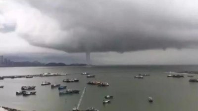 ​珠海现巨型“龙吸水”，大风直接刮倒2名环卫工！警方发布视频