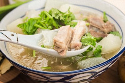 ​炖羊肉汤，调料并非越多越好，只需放3样，浓白好喝，不腥也不膻