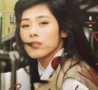 ​曾经的歌后，因为诞下“活佛”之子遭封杀，53岁沦落街头