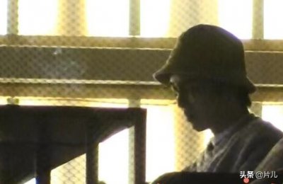 ​华晨宇酒吧内吸烟被曝光后，网友提出四点批评，反而觉得温馨