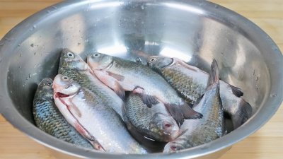 ​炸小鱼时，到底用面粉还是淀粉？好多人都错了，大厨教你正确做法