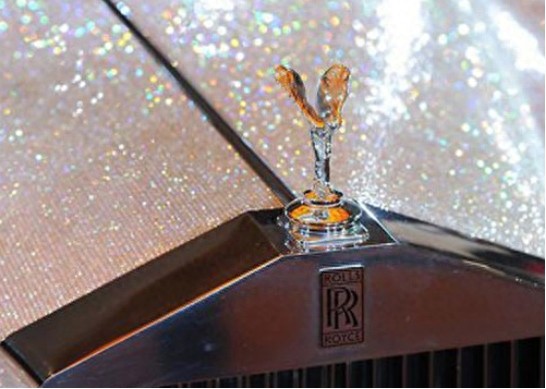 这辆劳斯莱斯银云Ⅱ，身上镶满百万颗水晶，用作慈善。