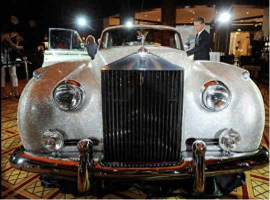 这辆劳斯莱斯银云Ⅱ，身上镶满百万颗水晶，用作慈善。