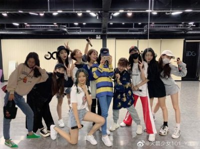 ​Yamy晒火箭少女大合影：一家人最重要整整齐齐